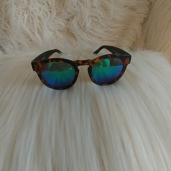 Illesteva Accessories - ILLESTEVA GLASSES🌹